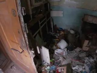 Miniatura: Opuszczona kamienica z całym wyposażeniem