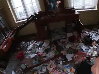 Miniatura: Opuszczona kamienica z całym wyposażeniem