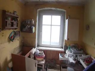 Miniatura: Opuszczona kamienica z całym wyposażeniem