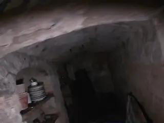 Miniatura: Opuszczona kamienica z całym wyposażeniem