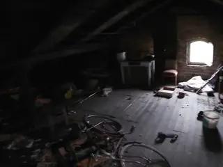 Miniatura: Opuszczona kamienica z całym wyposażeniem