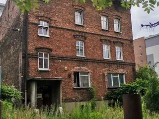 Miniatura: Opuszczona Kamienica Z wyposażeniem