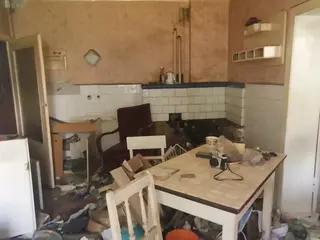 Miniatura: Opuszczona Kamienica Z wyposażeniem