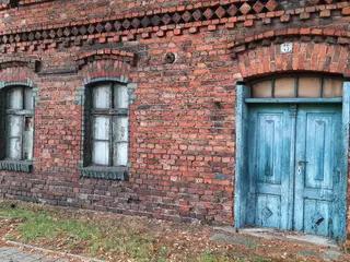 Miniatura: Opuszczony dom wielorodzinny