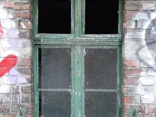 Miniatura: Opuszczony dom wielorodzinny