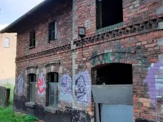 Miniatura: Opuszczony dom wielorodzinny