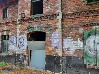 Miniatura: Opuszczony dom wielorodzinny