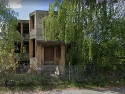 Opuszczony luksusowy dom z basenem.