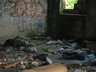 Miniatura: Opuszczony domek