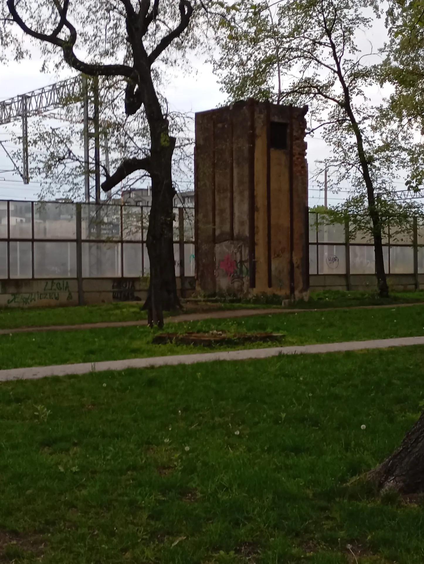 Zdjęcie opuszczonego miejsca: Wieżyczka obok torów