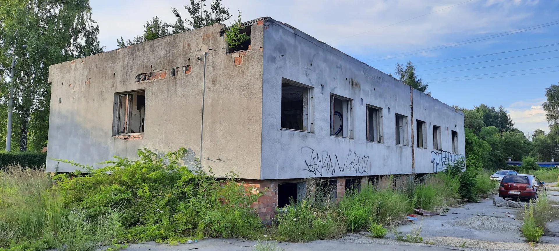 Zdjęcie opuszczonego miejsca: Budynek biurowy firmy warsztatowo-magazynowej