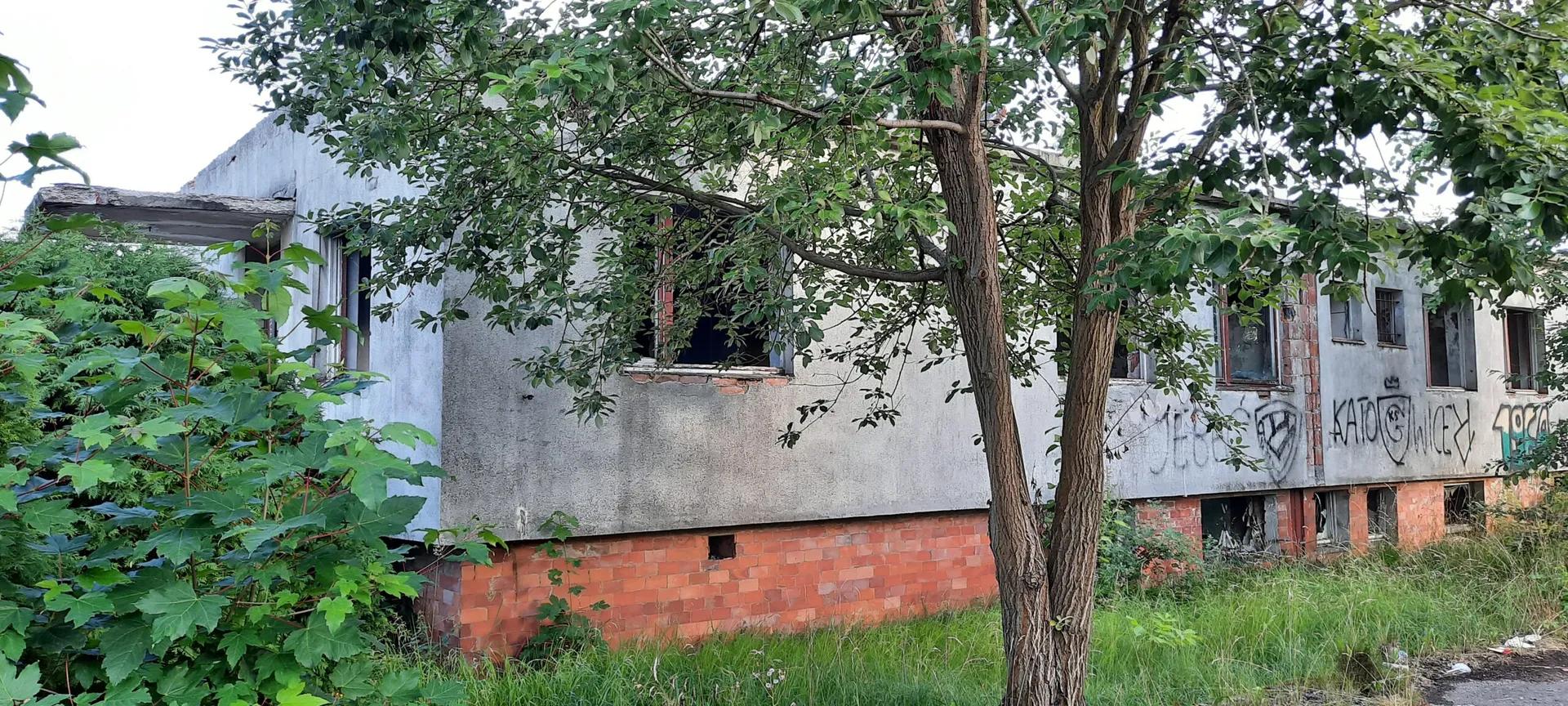Zdjęcie opuszczonego miejsca: Budynek biurowy firmy warsztatowo-magazynowej