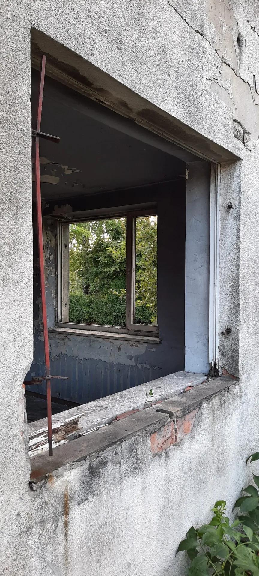 Zdjęcie opuszczonego miejsca: Budynek biurowy firmy warsztatowo-magazynowej