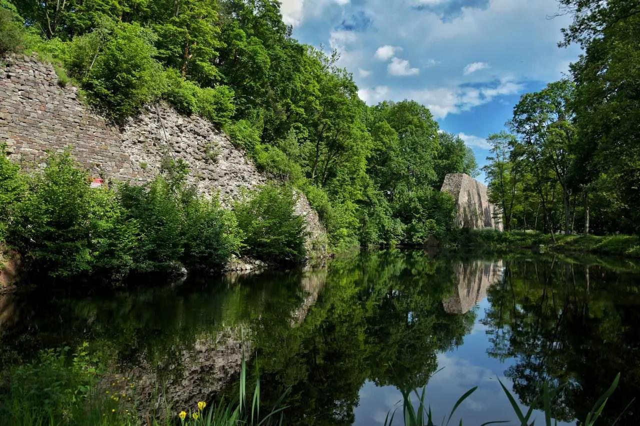 Zdjęcie opuszczonego miejsca: Bobrza – ruiny Zakładu Wielkopiecowego i mur oporowy
