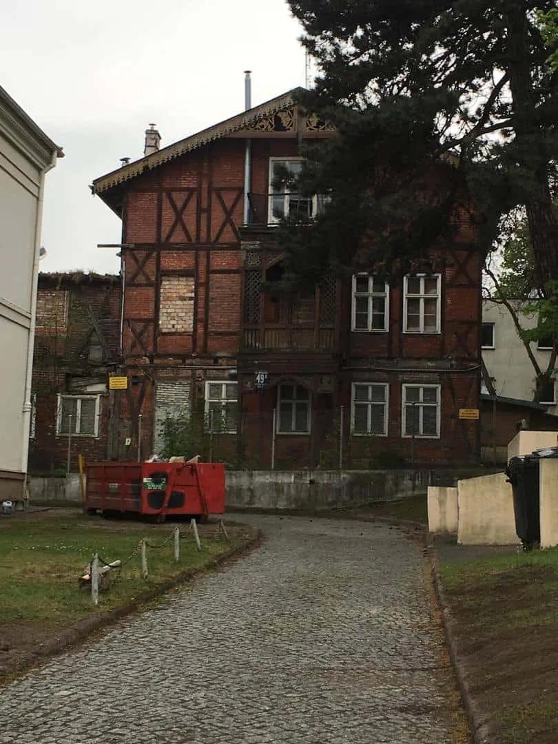 Zdjęcie opuszczonego miejsca: Zabytkowa kamienica w opłakanym stanie