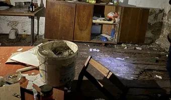 Zdjęcie opuszczonego miejsca: Zarośnięty dom z wyposażeniem