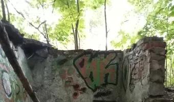 Zdjęcie opuszczonego miejsca: Tajemnicza ruina obok osiedla