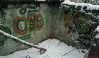 Zdjęcie opuszczonego miejsca: Tajemnicza ruina obok osiedla