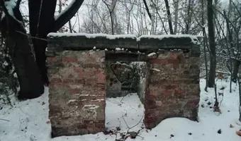 Zdjęcie opuszczonego miejsca: Tajemnicza ruina obok osiedla