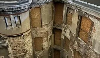 Zdjęcie opuszczonego miejsca: Opuszczona kamienica "spadające tynki"