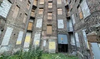 Zdjęcie opuszczonego miejsca: Opuszczona kamienica "spadające tynki"