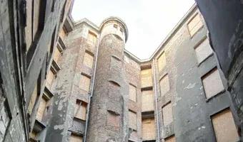 Zdjęcie opuszczonego miejsca: Opuszczona kamienica "spadające tynki"