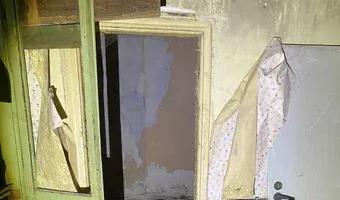 Zdjęcie opuszczonego miejsca: Opuszczona kamienica "spadające tynki"