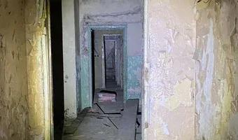 Zdjęcie opuszczonego miejsca: Opuszczona kamienica "spadające tynki"