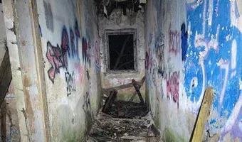 Zdjęcie opuszczonego miejsca: Opuszczony blok obok kładki z wagonami