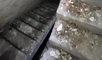 Zdjęcie opuszczonego miejsca: Opuszczony blok obok kładki z wagonami