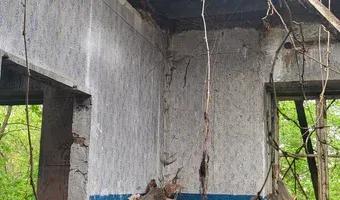 Zdjęcie opuszczonego miejsca: Opuszczony blok obok kładki z wagonami