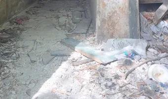 Zdjęcie opuszczonego miejsca: Opuszczony blok obok kładki z wagonami