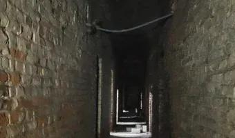 Zdjęcie opuszczonego miejsca: Opuszczony blok obok kładki z wagonami