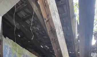 Zdjęcie opuszczonego miejsca: Opuszczony blok obok kładki z wagonami