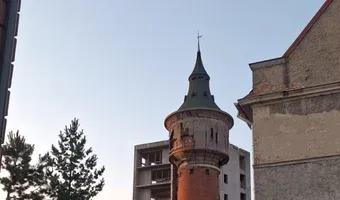 Zdjęcie opuszczonego miejsca: Opuszczona wieża ciśnień z niedokończoną dobudowa