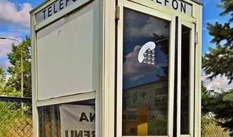 Zdjęcie opuszczonego miejsca: Pozostawiona kabina telefoniczna z automatem w Kielcach