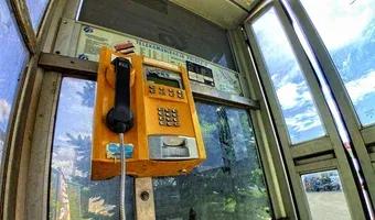 Zdjęcie opuszczonego miejsca: Pozostawiona kabina telefoniczna z automatem w Kielcach